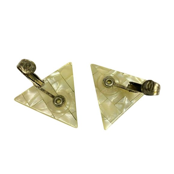 Modernist Acrylic White Triangular Clip on Earrings Unique Vintage - Picture 3 of 4